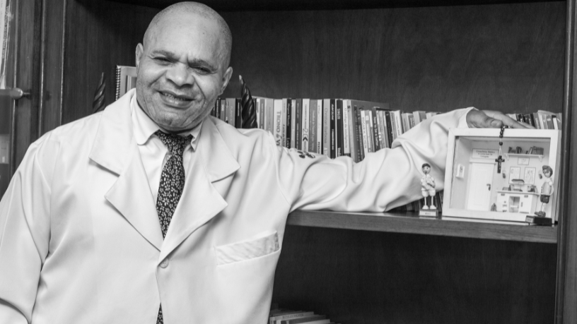Lawrence Aseba Tipo destaca a importância da prestação de contas na gestão hospitalar pública.