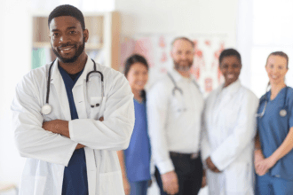Veja com Lawrence Aseba Tipo os benefícios da transparência na gestão de hospitais públicos.