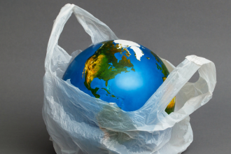 Elias Assum Sabbag Junior analisa como os plásticos biodegradáveis estão impulsionando uma revolução verde na indústria.