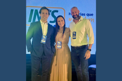 Ian dos Anjos Cunha explora como líderes elevam o pensamento estratégico para sustentar estruturas organizacionais mais inteligentes.