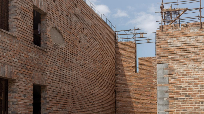 Descubra os impactos de erros na execução da alvenaria estrutural sobre a vida útil das paredes.
