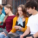 Tecnologias Digitais no Aprendizado Escolar: Por que Avaliar Impactos é Essencial para o Futuro da Educação