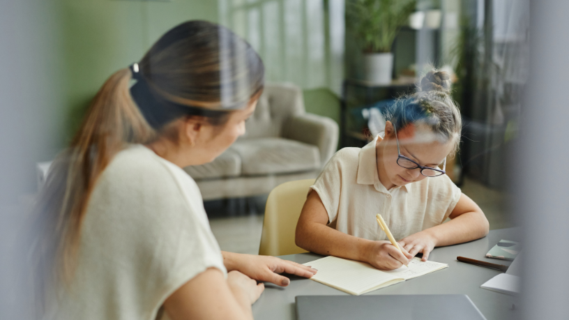 A partir do convívio cotidiano, Alexandre Costa Pedrosa reflete sobre neurodivergência e rotina familiar, destacando desafios, aprendizados e acolhimento.