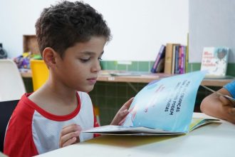 Alfabetização na Idade Certa Avança no Brasil e Revela Desafios para Sustentar o Progresso