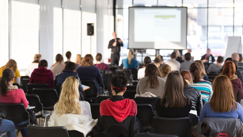 Evento sobre proteção e educação digital impulsiona debate sobre segurança online de crianças e adolescentes