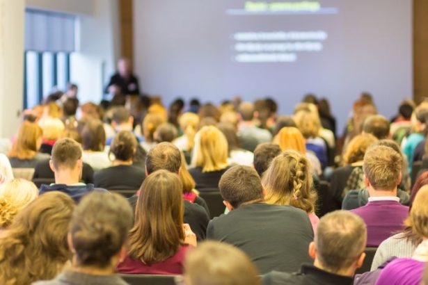 Atualização de regras para grandes eventos em Curitiba reforça debate sobre segurança, organização e impacto urbano