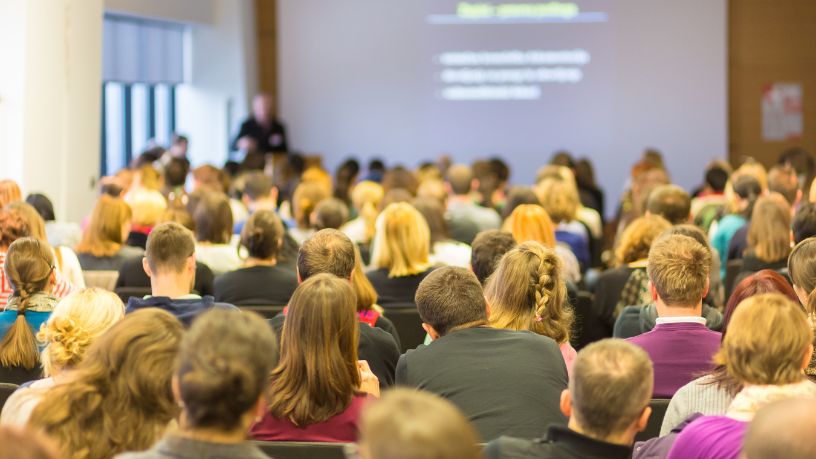 Atualização de regras para grandes eventos em Curitiba reforça debate sobre segurança, organização e impacto urbano