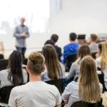 Feira virtual de intercâmbios: como o evento pode ajudar universitários a encontrar oportunidades no exterior