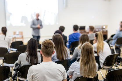 Feira virtual de intercâmbios: como o evento pode ajudar universitários a encontrar oportunidades no exterior