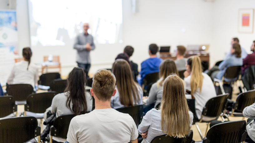 Feira virtual de intercâmbios: como o evento pode ajudar universitários a encontrar oportunidades no exterior