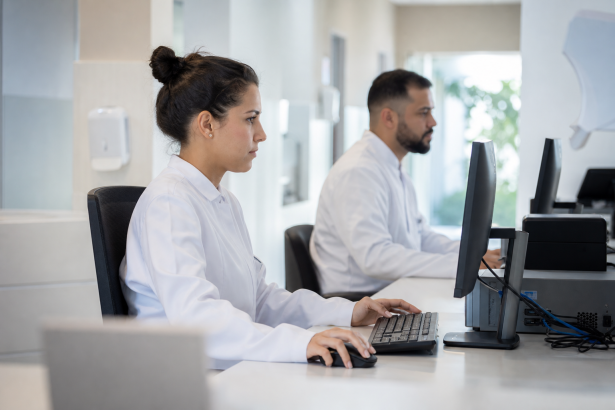 Profissionais de saúde utilizam computadores conectados à internet em uma unidade básica de saúde