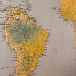 Close de um mapa antigo destacando a América do Sul e partes da África.