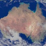 Imagem de satélite da Austrália cercada pelo Oceano Pacífico e por outras áreas oceânicas.