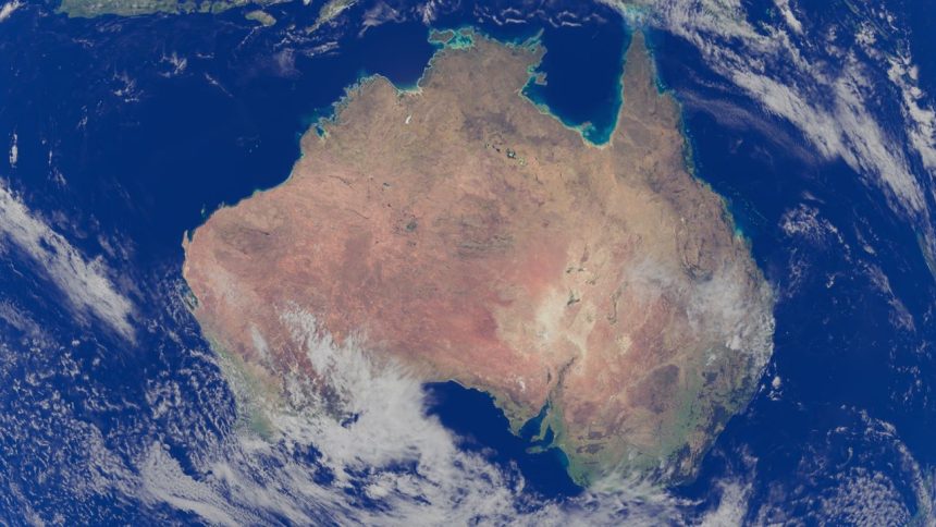Imagem de satélite da Austrália cercada pelo Oceano Pacífico e por outras áreas oceânicas.