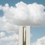 Vista do Congresso Nacional em Brasília, com as cúpulas e torres do edifício sob um céu nublado.