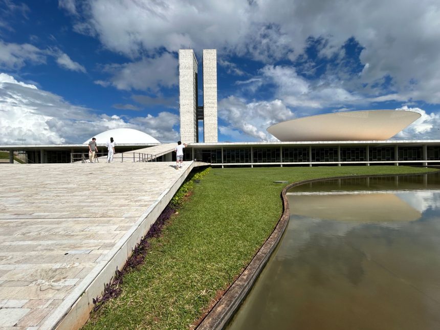 Vista externa do Congresso Nacional do Brasil, com suas cúpulas e torres sob céu claro.