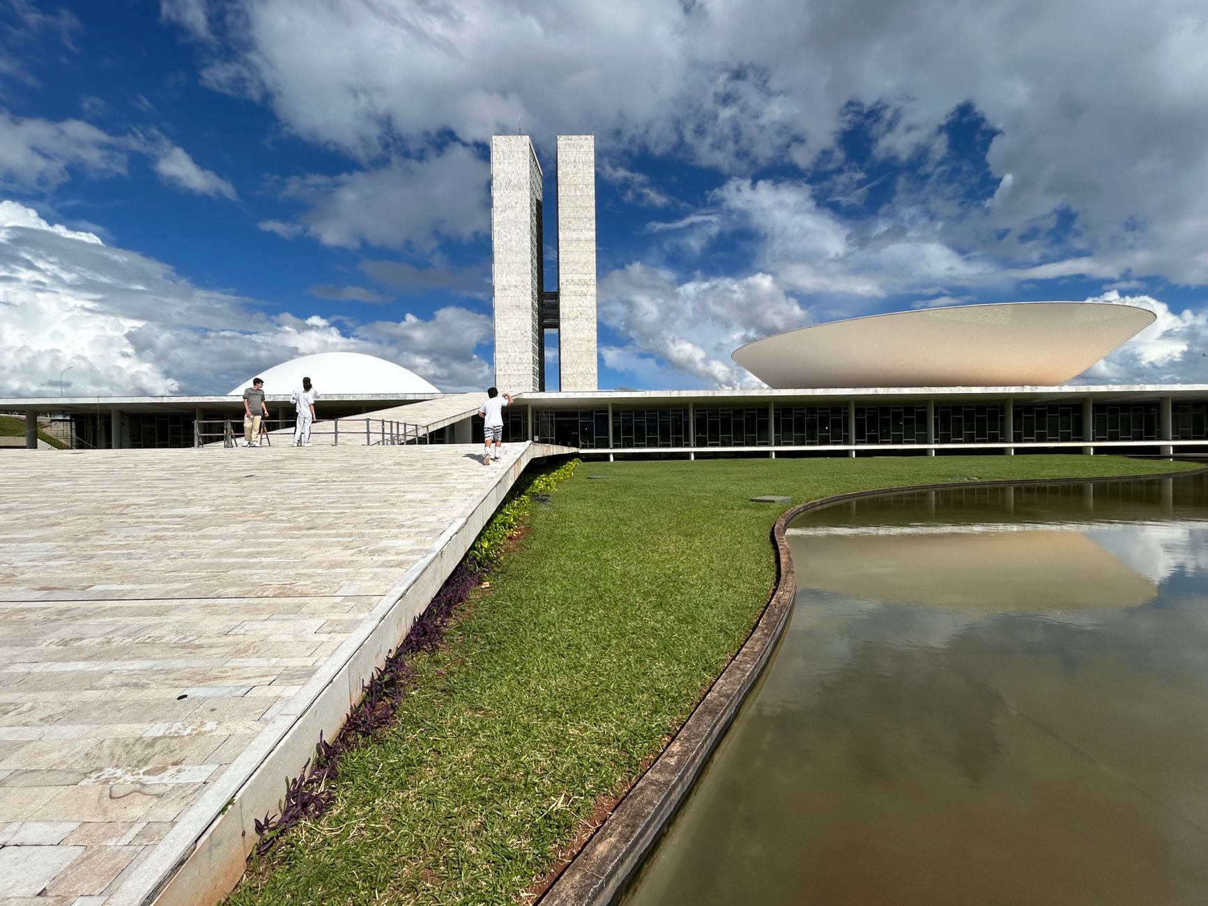 Vista externa do Congresso Nacional do Brasil, com suas cúpulas e torres sob céu claro.
